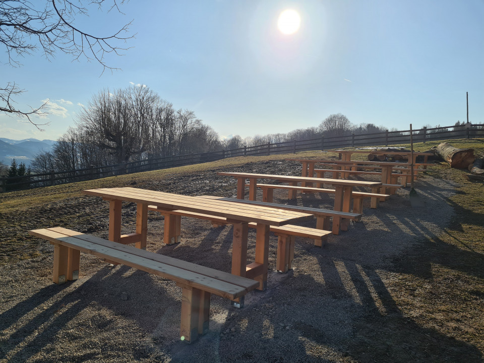 Neue Sitzbänke und Tische aus Lärchenholz in der Nachmittagssonne