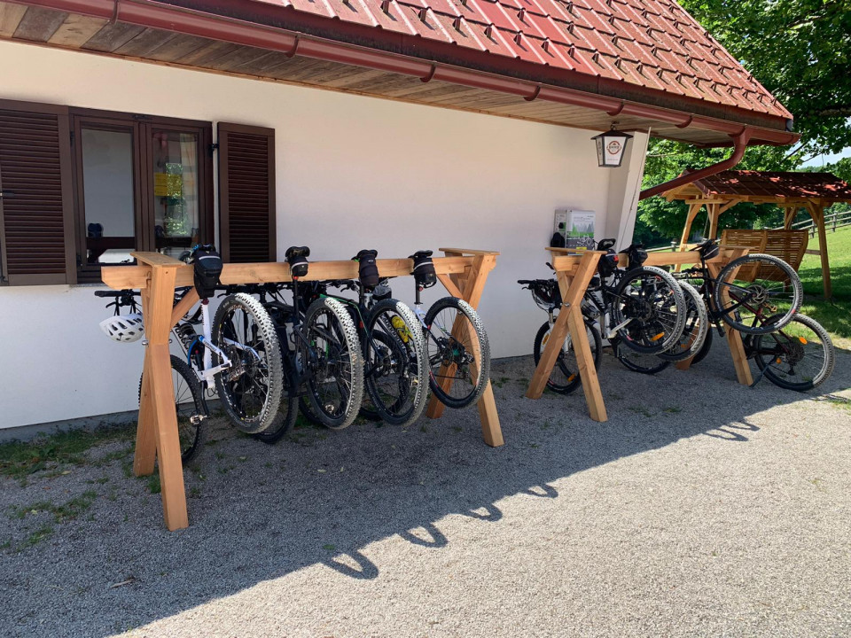 Zwei Fahrradständer aus Lärchenholz ermöglichen ein Parken der Räder durch Aufhängen am Sattel.