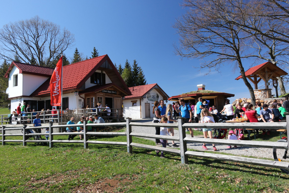 Vorderansicht der Josef-Franz-Hütte im Sommer.