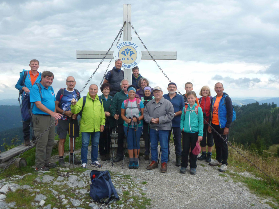 Die Wandergruppe der Naturfreunde beim Gipfelkreuz